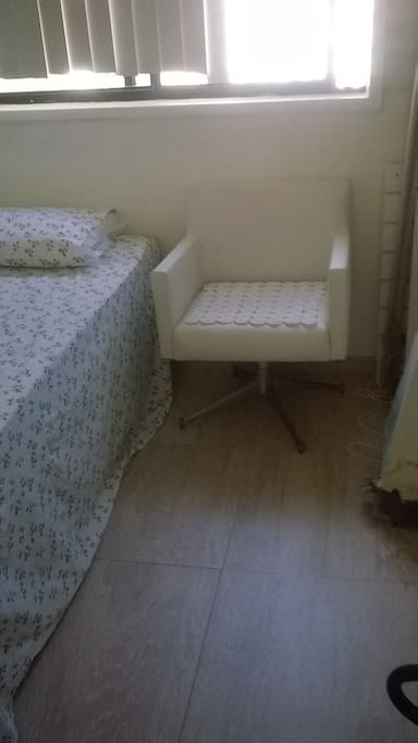 O Quarto com cama Box. Solteiro, guardaRoupa Bastante. Ventilado