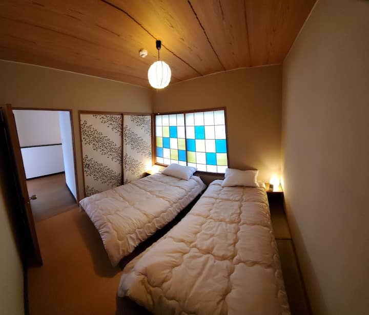 Chumba cha 3 cha kulala katika mtindo wa jadi zaidi wa Kijapani ulio na mikeka ya tatami na skrini za shoji. Kuna kabati kubwa la kuhifadhi. Vitanda vinaweza kutengenezwa kama maradufu au pacha.