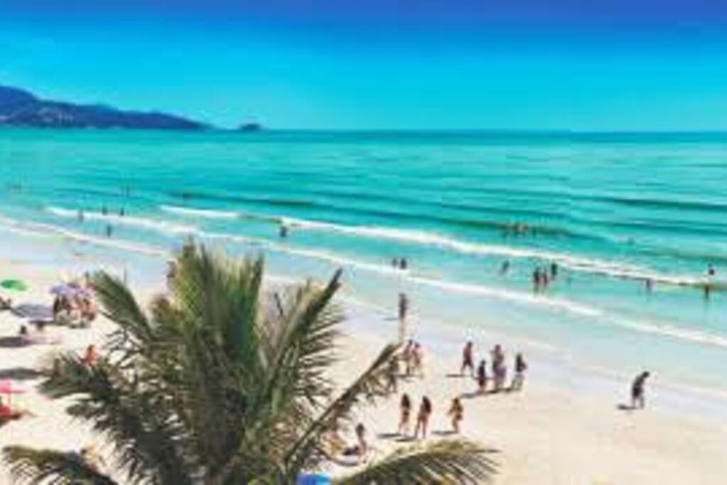 Praia de aguas calmas e cristalina