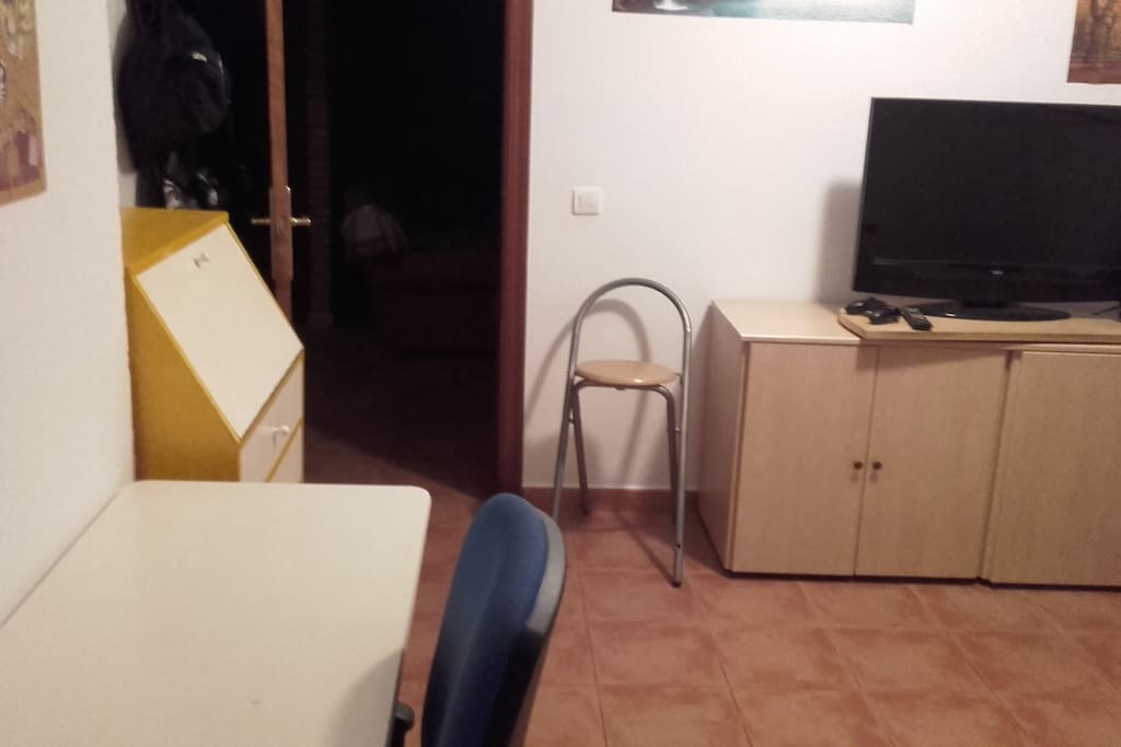 Cuarto con armarios y muebles y televisor plano.
