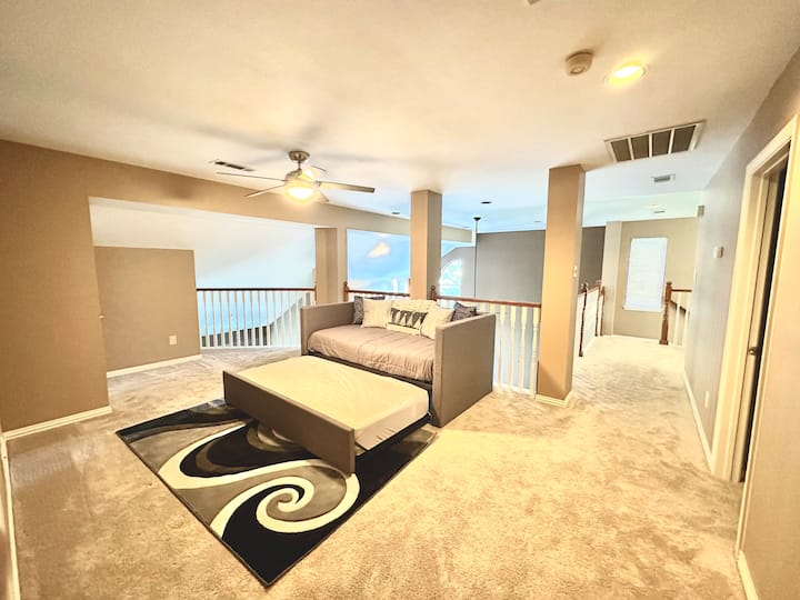 Kitanda cha mchana chenye mapacha 2 kimoja juu na kimoja chini ambacho kinavuta nje