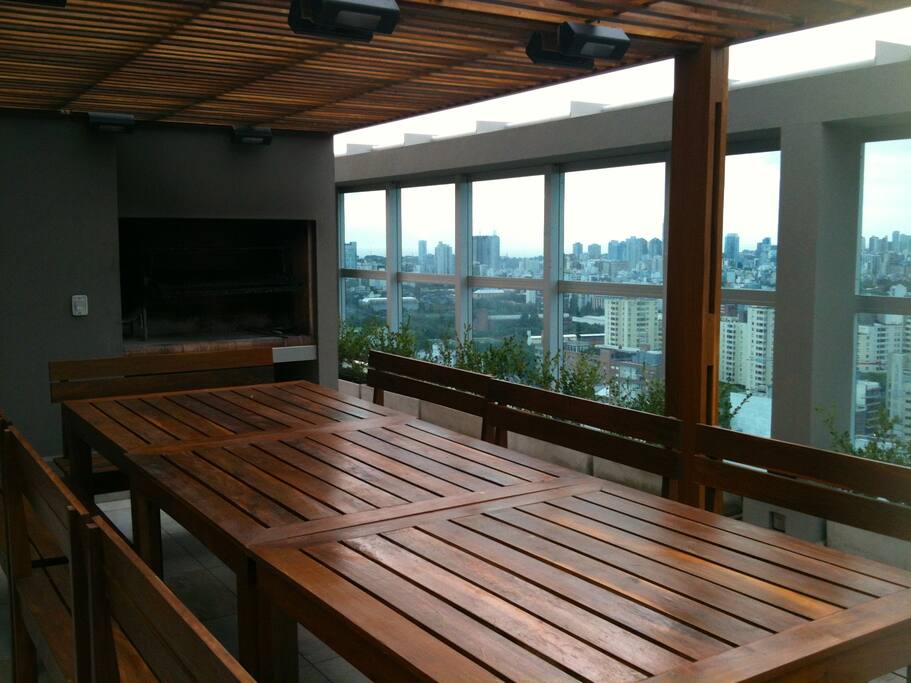 La terraza cuenta con piscina, dos parrillas y una vista panorámica de la Ciudad de Bs As.
