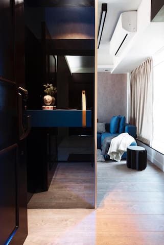 Designer furnished 3 bedroom/2 bath in Central! gallery image 2