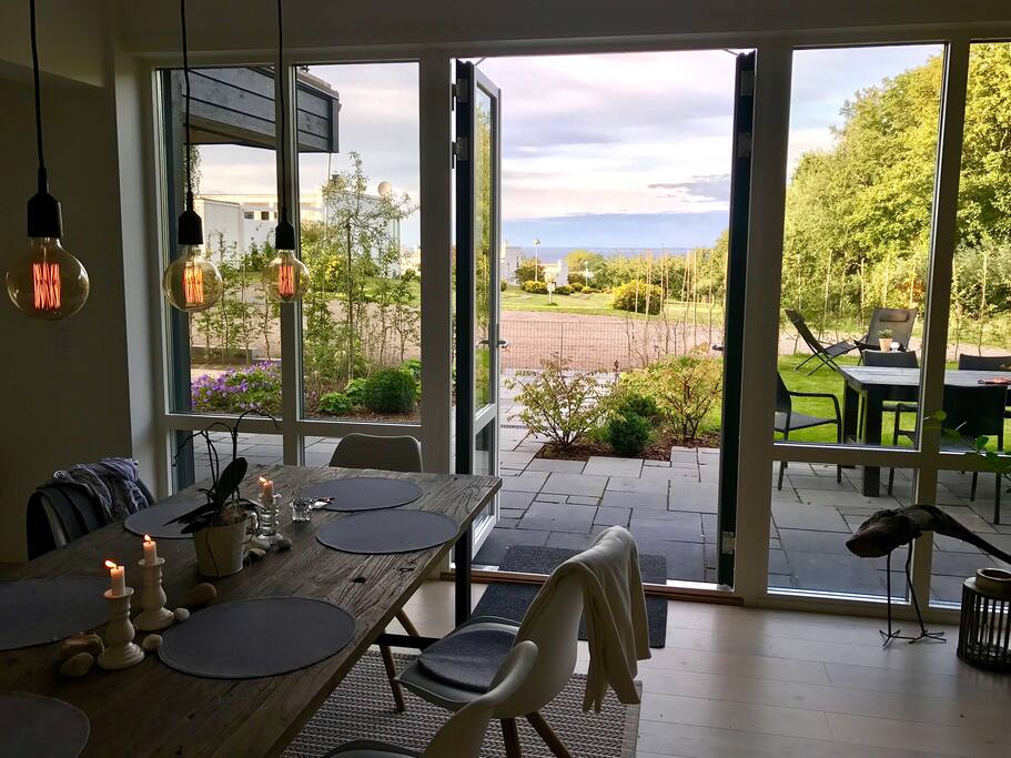 Utsikt från kök/vardagsrum ut över hav och äppelodlingar
