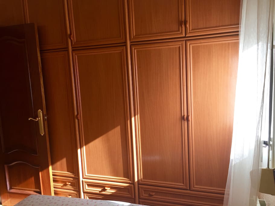 Armario a medida en la habitación con mucha luz natural