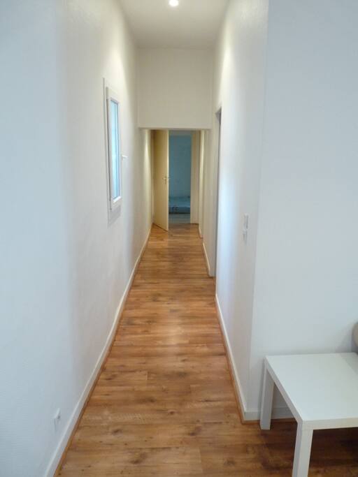 Le couloir qui vous amène dans les chambres et la salle de bains