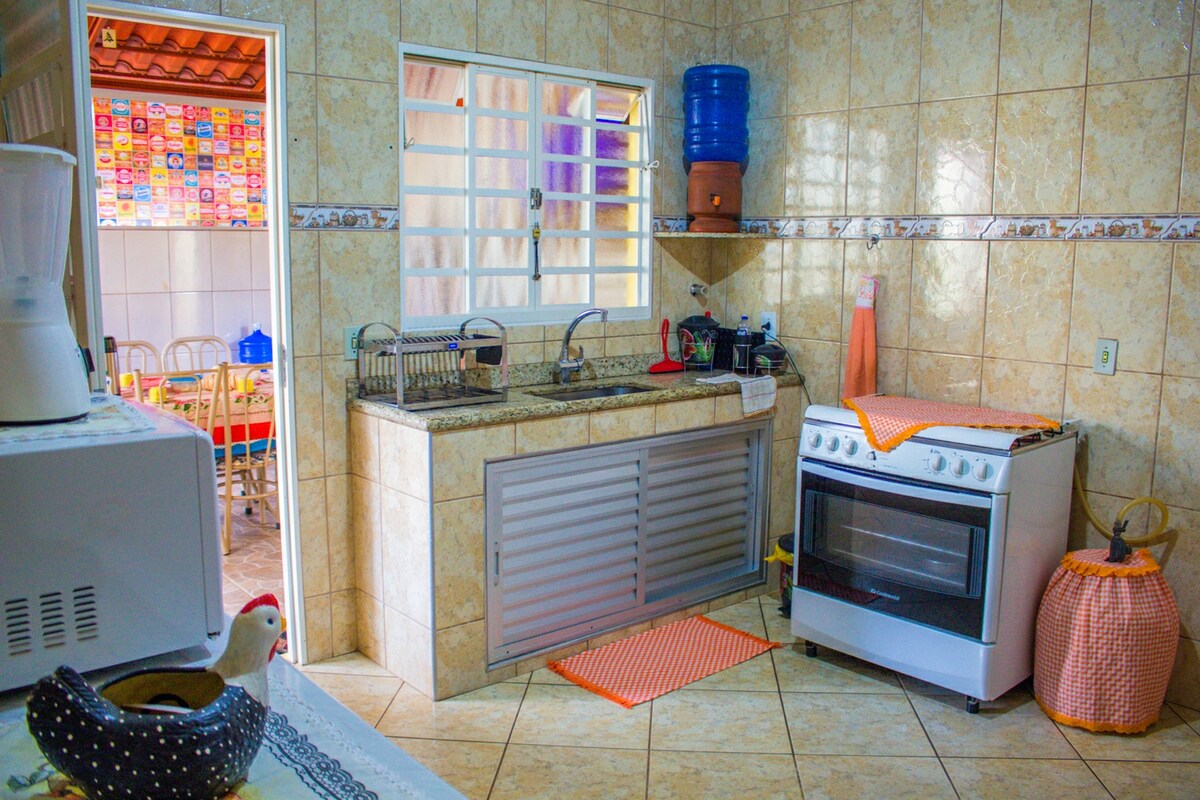 Airbnb em destaque: Beautiful Yellow House with pool and barbecue area em Varginha