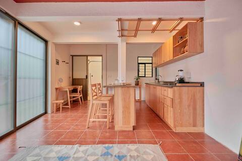 Charming pet friendly loft with garage