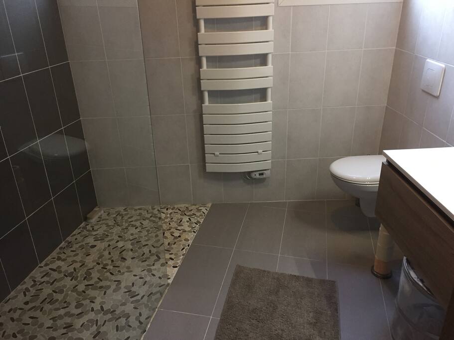Salle de bain avec douche à l'italienne