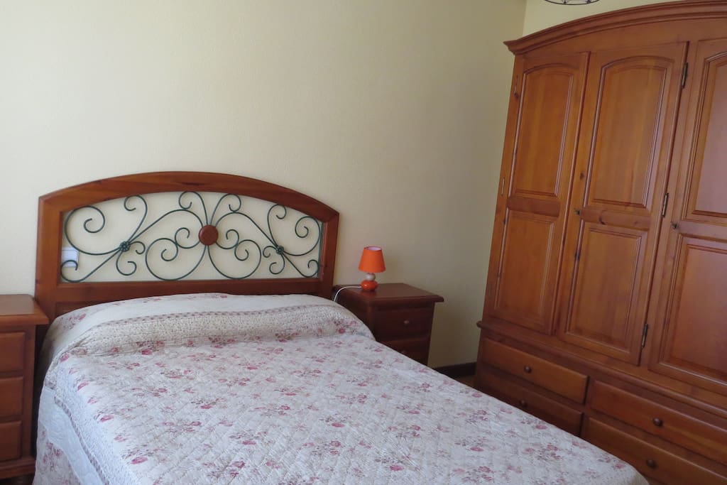 Dormitorio principal con cama de 1,35 cm.