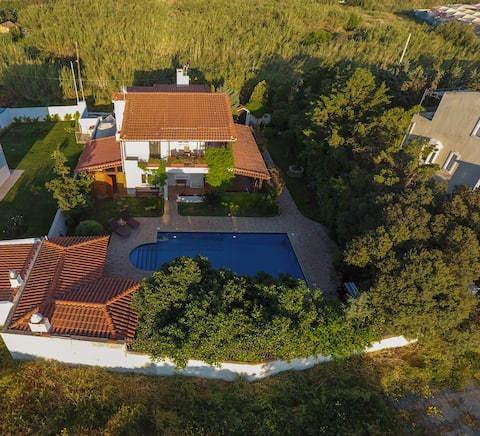 Lagoparadiso | Family Home with Pool near Athens
