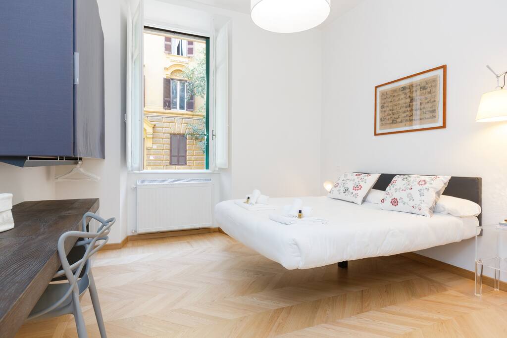 Camera con letto matrimoniale "sospeso"