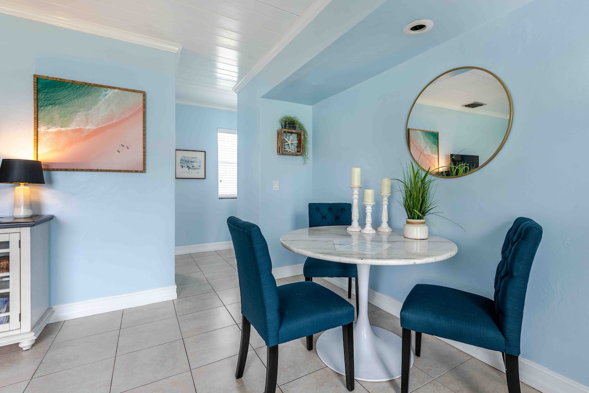 Dining Table. Extra chairs available