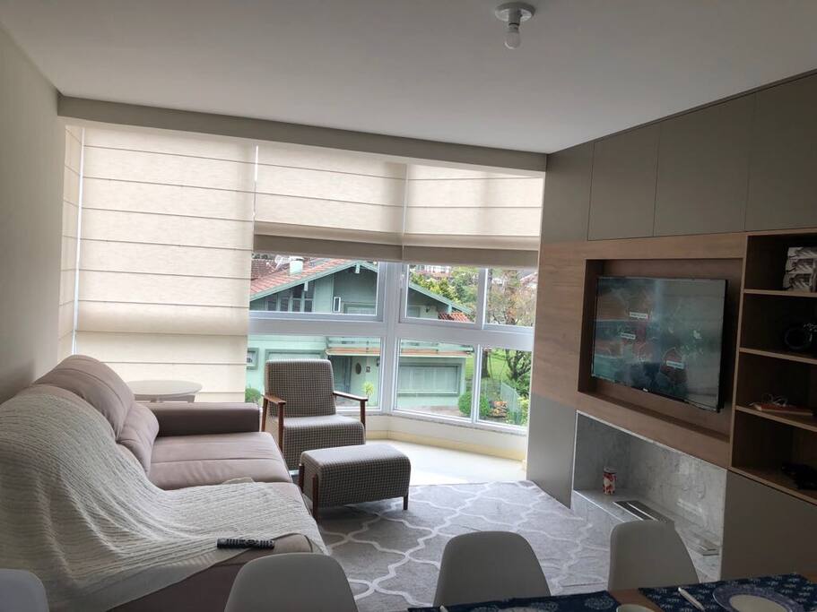 Vista aconchegante da sala.