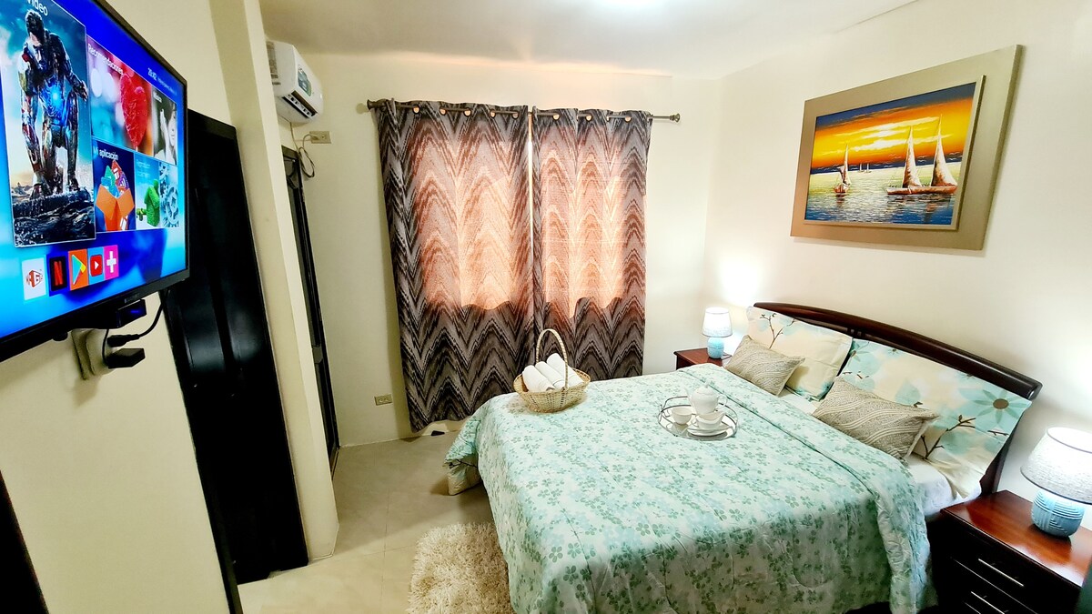 Izvještaj = +593989129358
Spavaća soba 2  S bračnim krevetom i pogledom na more s balkona. Smart TV od 40" 