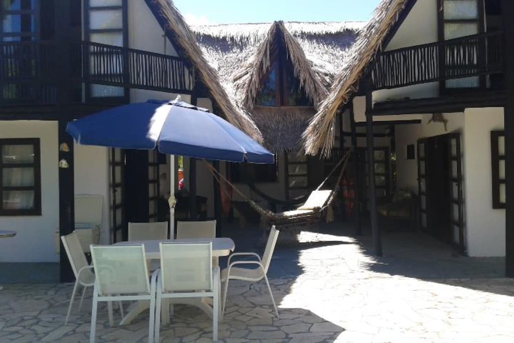 Aréa de convívio e lazer a beira da Piscina