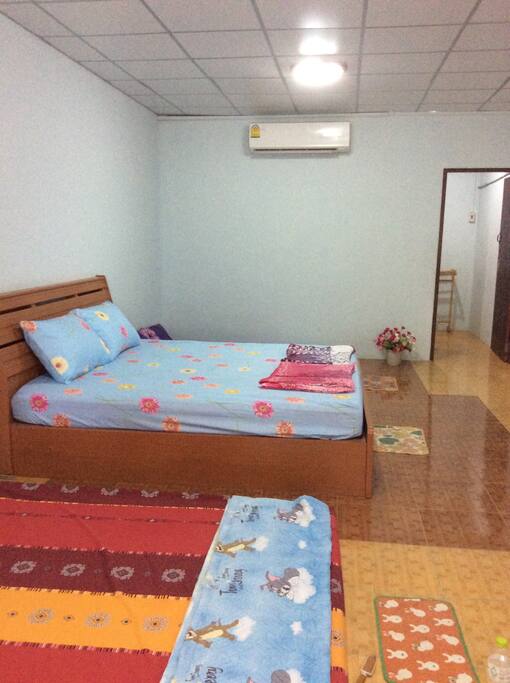 เตียงนอนพร้อมชุดเครื่องนอนสีสบายตาดูผ่อนคลาย