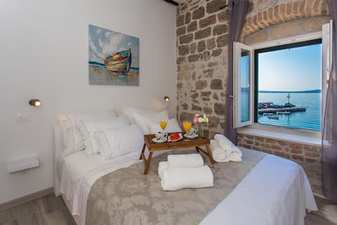 Top Airbnb: Seafront apartment in historical Cippico castle in Kaštel Stari