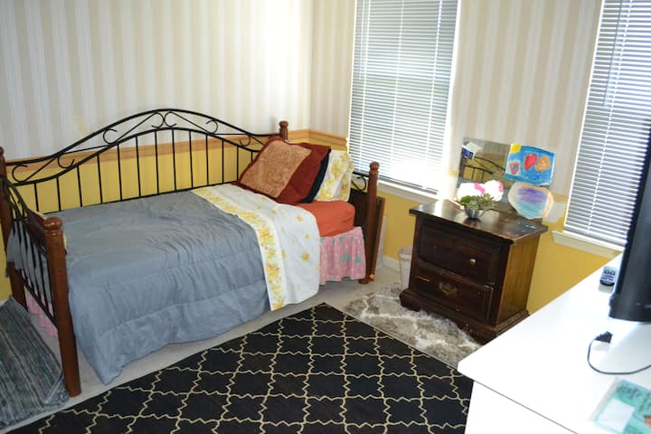 Западната спалня има еднодневно  легло. Можем да поставим надуваем дюшек или детско креватче на пода за втори човек.