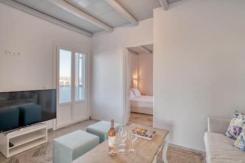 Top performing Airbnb: White Cliff Naousa 4-Plunge pool-Walk to centre in Δήμος Πάρου