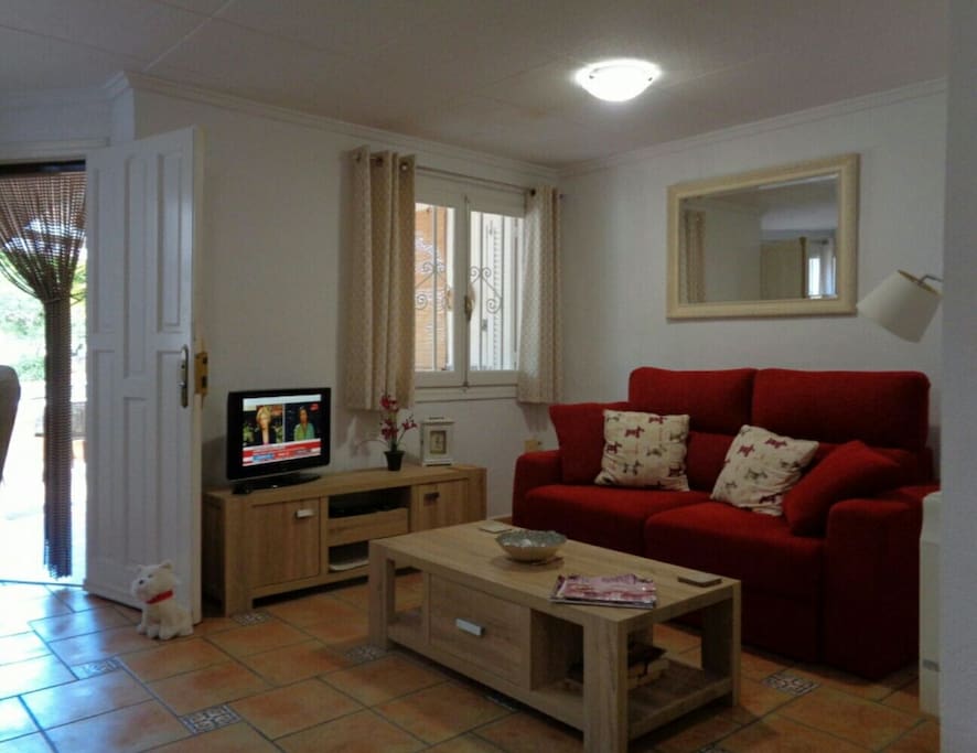 Grande y Luminoso salon con AACC, TV SAT ,TDT y XBOX