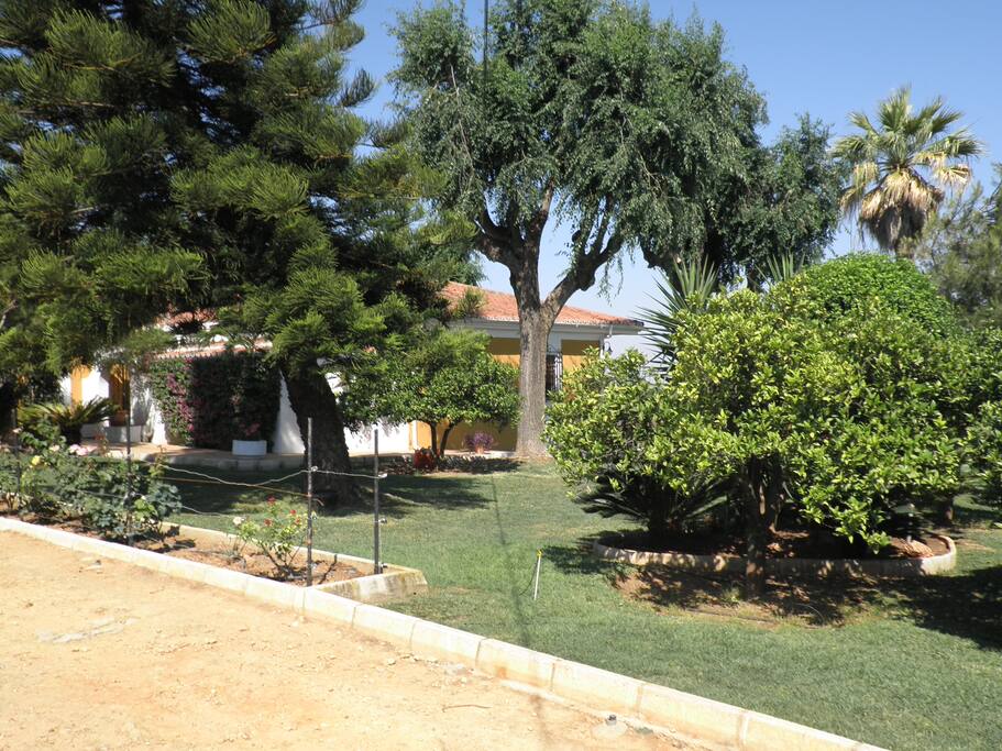 la casa desde el jardín