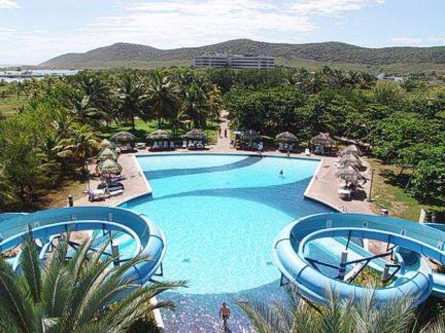 Piscina con Toboganes