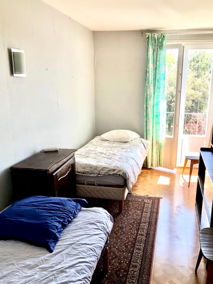 Ორადგილიანი საძინებელი ორი 90x190 ერთადგილიანი საწოლით, ელექტროგადამცემი ზოლით, ორი სკამითა და პატარა სათავსოთი 