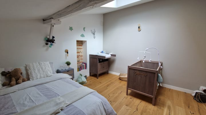 Спалня 3 – 160 легло + бебешко легло + маса за повиване 