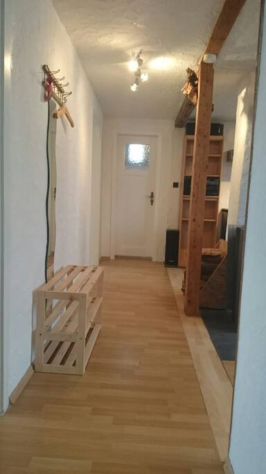 Der Eingang, rechts geht's direkt in die Wohnküche, links in die beiden Schlafzimmer, geradeaus in das Badezimmer