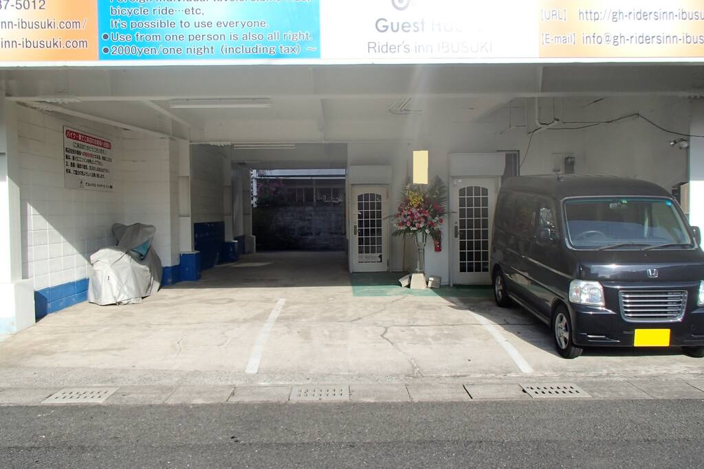 1F屋根付き駐車場/駐輪場
屋根付きの広々とした駐車場/駐輪場が当館の売りです。
車2台分、バイク、自転車は相当数停車できます。
ご宿泊者は、当然無料でご利用できます。
但し、ご予約時に必ず連絡ください。