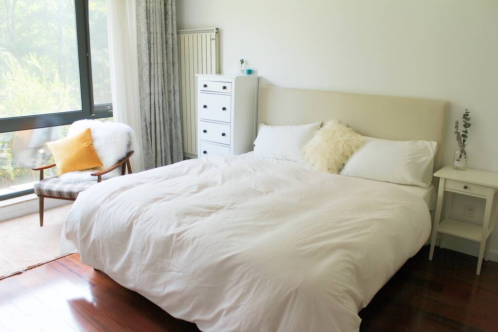 超级大卧室, 窗外即是我们自己家的花园, Deluxe Room with view of our private garden.