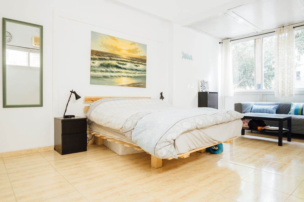 Main beroom - Spacious bedroom, with a nice place to sit at