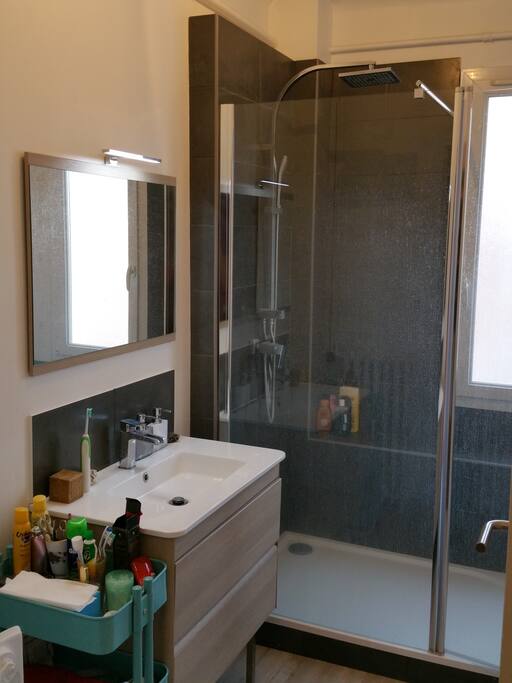 Salle de bain neuve, en partage avec autres chambres (selon reservations).
Elle est nettoyée chaque jour après votre depart (10H), elle reste proper en toutes circonstances. Le linge de maison, du savon à mains et le papier toilette seront disponibles tout au long de votre séjour sans supplements. Vous avez oublié vos draps de bain? Pas de panique, nous vous en mettrons à disposition!