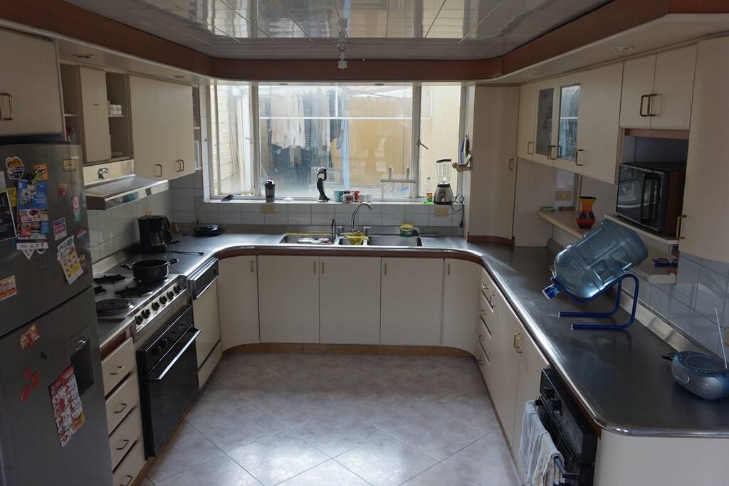 Cocina con microonda, maquina de cafe etc.