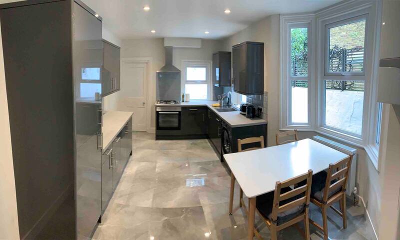 Stunning House in central location gallery image 3