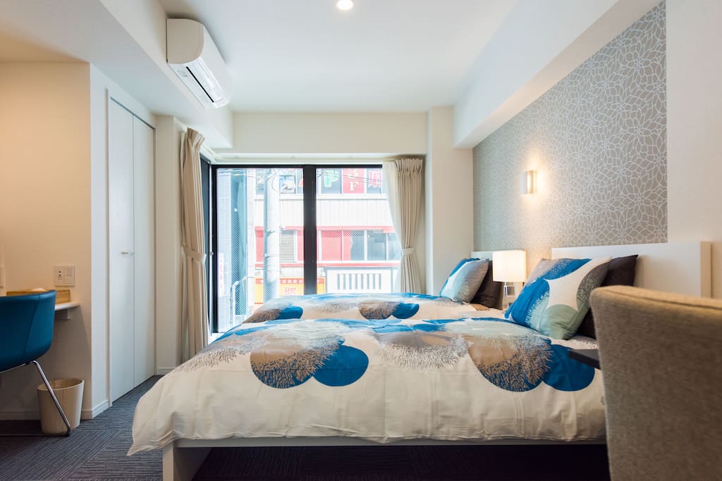 Great natural sunlight with 2 single beds