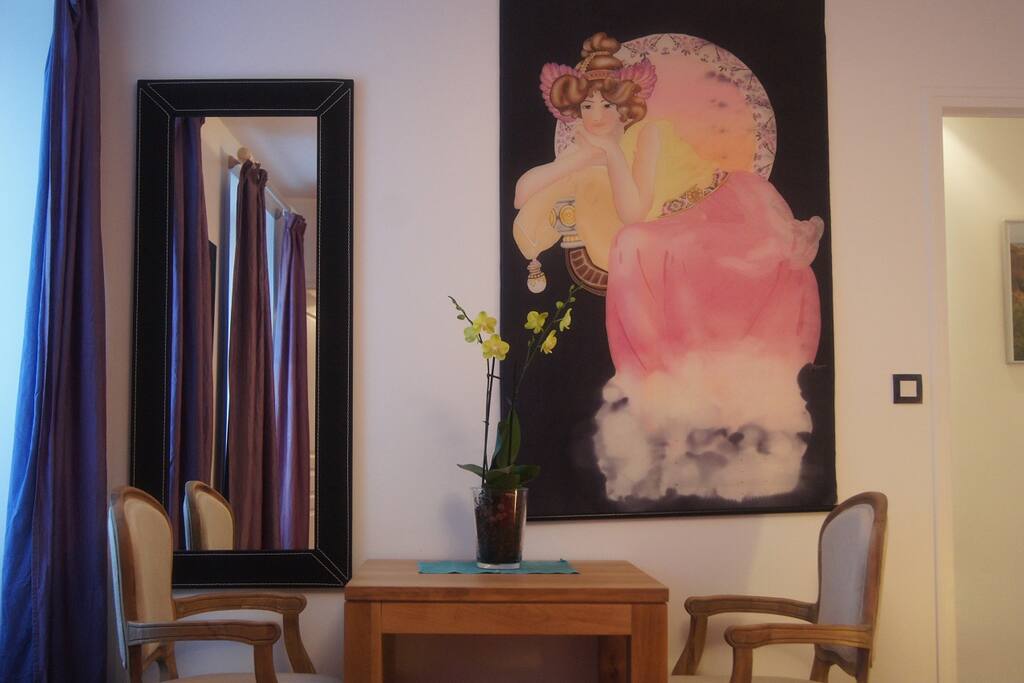 La table de la chambre principale.