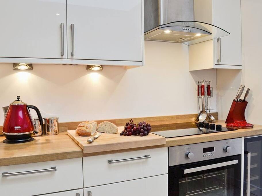Kitchen with tv, electric oven & hob, microwave, fridge freezer & washer/dryer
