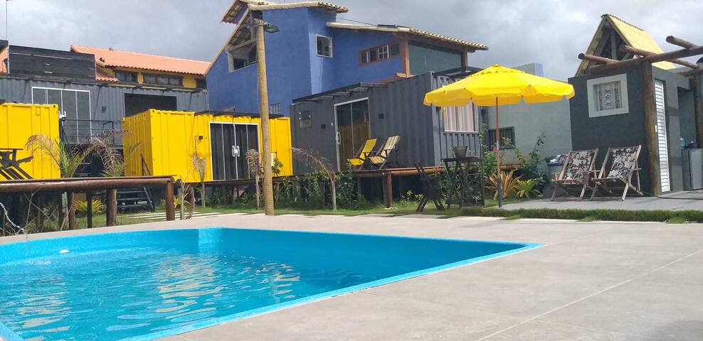 Hospedagem à beira mar em Containers