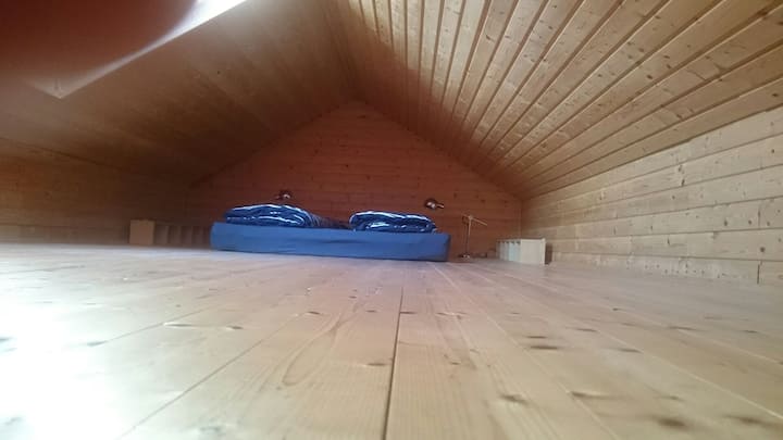 Roshani ya kulala nusu ya juu na kitanda cha watu wawili