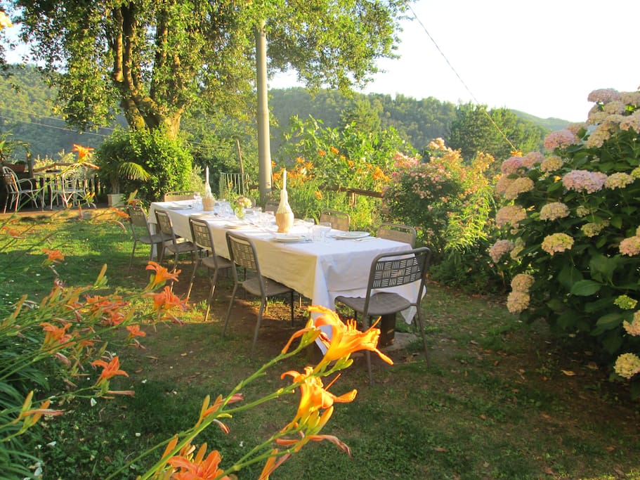 Dining al fresco at Le Mura Villa Tuscany