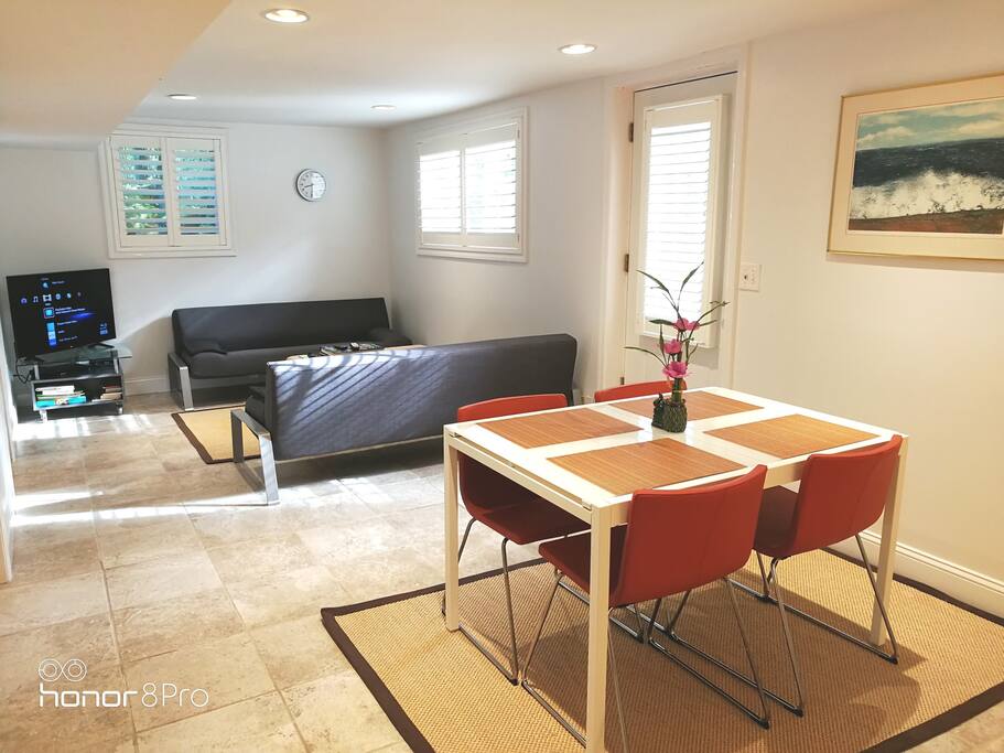 Bright sunlit Apt