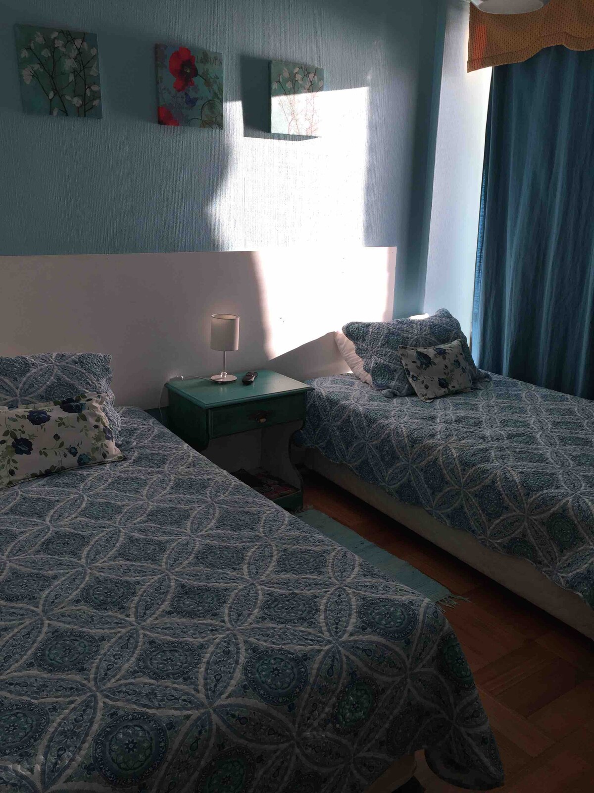 Მთავარი ნაჭერი 1-ნახევარი საწოლებით, ზღვის ხედით და საკაბელო ტელევიზიით. 