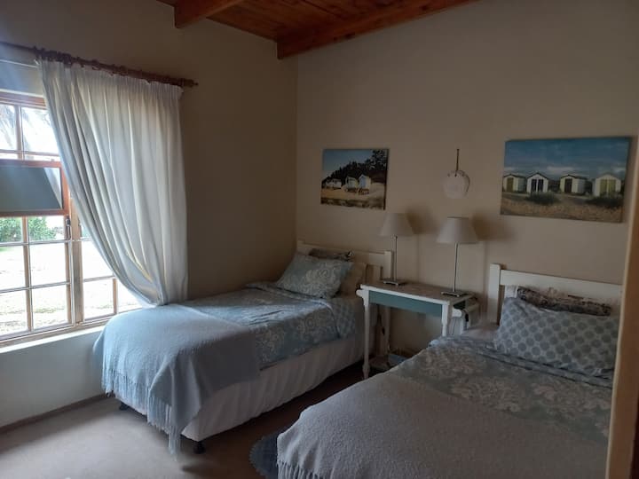 主屋- Lanie的房间， 2张单人床