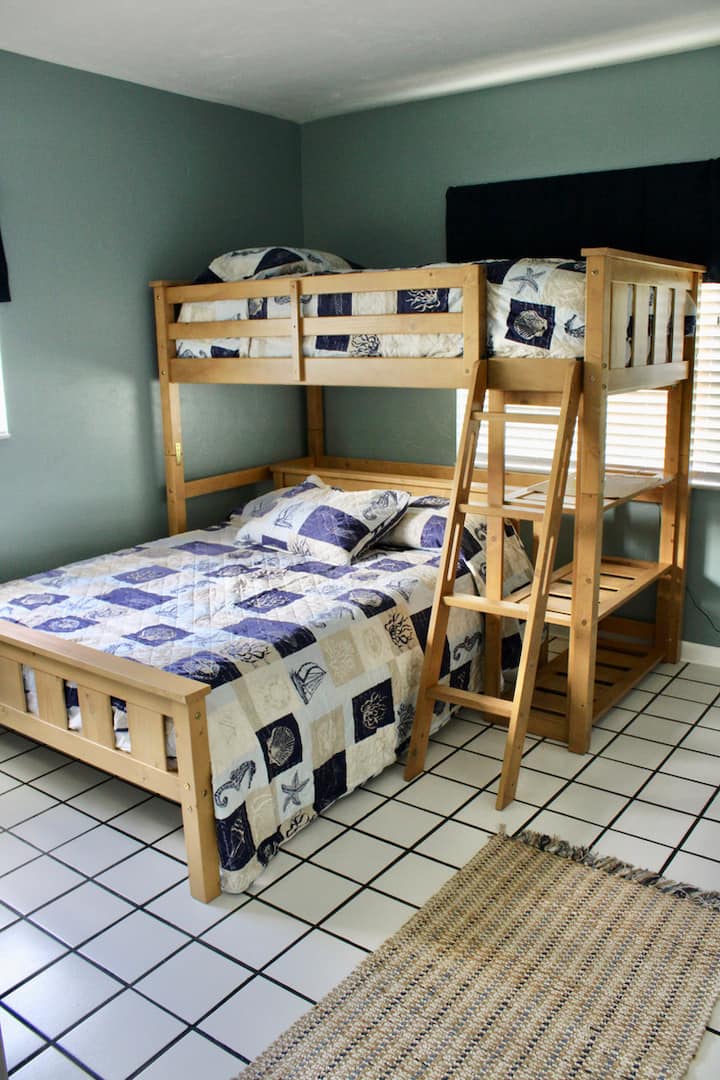 Tercer dormitorio completo en la cama doble inferior en la parte superior