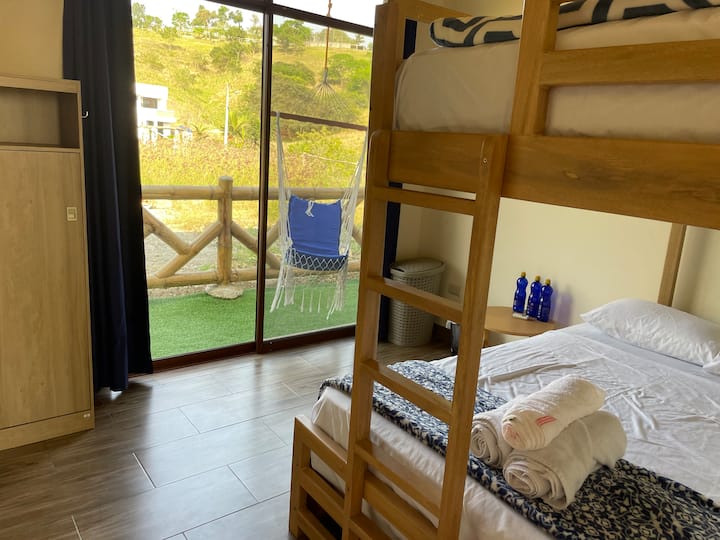 ห้อง 3 มองเห็นทางเดินด้านหลังที่มีเก้าอี้เปลญวน!!