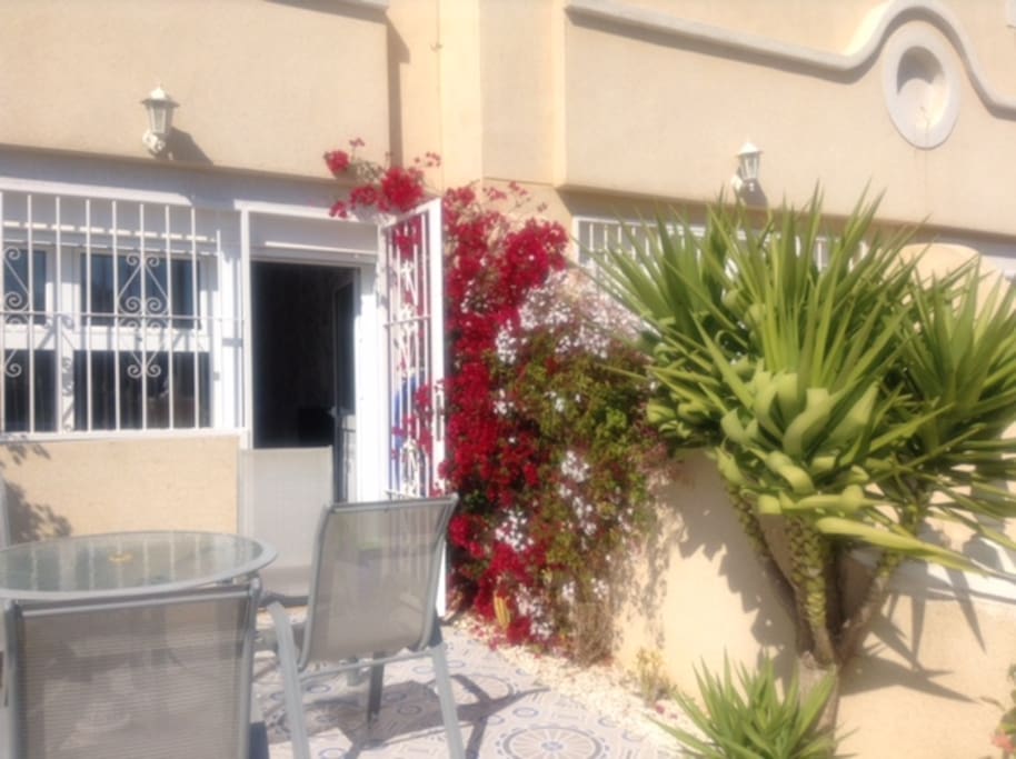 Outside garden area for al fresco Dining