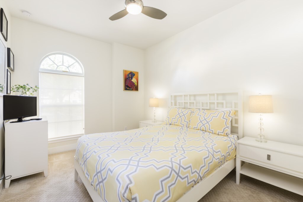 标准双人床卧室