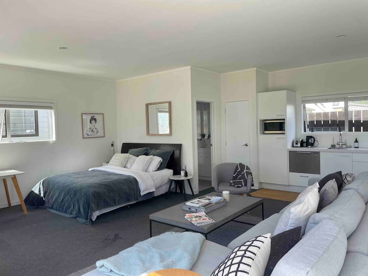 ห้องนอนพร้อมห้องครัวและห้องน้ำ